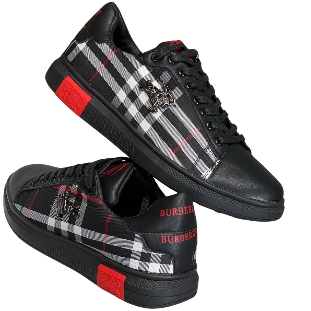 COMPRAR Tenis Burberry Hombre Si estás buscando COMPRAR tenis Burberry hombre, has llegado al lugar correcto. En Onlineshoppingcenterg, tenemos una selección exclusiva de zapatos Burberry para hombre, desde sneakers clásicos hasta ediciones limitadas. Aquí te ayudamos a elegir el mejor par según tu estilo y presupuesto.  ¿ Tenis Burberry Hombre? Los tenis Burberry hombre son sinónimo de elegancia, calidad y distinción. Fabricados con materiales premium como cuero italiano y detalles icónicos como el estampado Burberry Check, estos sneakers son una inversión en estilo duradero.  Modelos Más Populares de Zapatos Burberry Hombre Burberry Sneakers Hombre (White & Black) – Ideales para looks casuales y sofisticados.  Tenis Burberry Caballero con Detalles en Cuero – Perfectos para ocasiones formales.  Zapatillas Burberry Hombre Edición Limitada – Diseños exclusivos para coleccionistas.  Burberry Deportivos Hombre – Comodidad y estilo para el día a día.   ¿Los tenis Burberry hombre son cómodos? ¡Sí! Los Burberry sneakers hombre están diseñados para combinar estilo y confort, con suelas amortiguadas y plantillas ergonómicas.  ¿Cómo cuidar mis tenis Burberry hombre? Mantenimiento básico:  Limpiar con paño suave y jabón neutro.  Evitar agua en exceso (especialmente en modelos de cuero).  Guardar en bolsa de tela para evitar polvo.  ¿Los tenis Burberry hombre son resistentes al agua? Depende del modelo:  Algunos tienen tratamiento repelente al agua (especialmente los de cuero).  No son impermeables, pero resisten salpicaduras.  ¿Cómo elegir la talla correcta en tenis Burberry? Recomendaciones:  Los tenis Burberry suelen ajustarse a la talla real (no varían mucho).  Si tienes dudas, consulta nuestra guía de tallas en la página del producto.  ¿Qué colores están disponibles en tenis Burberry hombre? Los tonos más populares:  Blanco (ideal para looks minimalistas).  Negro (versátil y elegante).  Beige y café (con el icónico estampado Burberry Check).  ¿Los tenis Burberry hombre son aptos para uso diario? Sí, están diseñados para combinar estilo y comodidad, perfectos para el día a día, oficina o salidas casuales.  ¿Qué tipo de suela tienen los tenis Burberry? Suelas de goma con buen agarre. Amortiguación ligera para mayor confort al caminar.  ¿Cómo combinar tenis Burberry hombre con mi outfit? Ideas de estilo:  Con jeans y camisa (look casual elegante).  Con chinos y blazer (estilo smart casual).  Con ropa deportiva (para un toque urbano).  ¿Qué diferencia a los tenis Burberry de otras marcas de lujo? Detalles exclusivos:  Estampado Burberry Check (reconocible y clásico). Diseño británico sofisticado (menos llamativo que otras marcas). Calidad premium en materiales y costuras.  Envíos a Todo Colombia, España, México y Estados Unidos En ONLINESHOPPINGCENTERG somos expertos en tenis Burberry hombre y te ofrecemos envíos rápidos y seguros a Colombia (Chocó, Atlántico, Magdalena, Antioquia, Valle del Cauca, Risaralda, Cesar, La Guajira, Bolívar, Córdoba, Casanare, Santander, Huila, Quindío, Caldas, Sucre, Norte de Santander, Nariño, Tolima), España, México y Estados Unidos.  En Colombia: Antioquia (Medellín): Envíos en 24-48 horas.  Valle del Cauca (Cali): Entrega express disponible.  Bogotá: Recibe tu pedido en menos de 24 horas.  Otras regiones (Chocó, Magdalena, Atlántico, Huila, etc.).  En España: Envíos a Madrid, Barcelona, Valencia y más.  En México: CDMX, Guadalajara, Monterrey y todo el país.  En Estados Unidos: Miami, Nueva York, Los Ángeles y más.